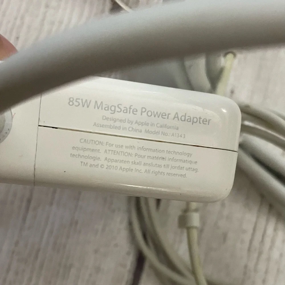 APPLE 85W MagSafe Power Adapter for 15- and 17-inch MacBook Pro